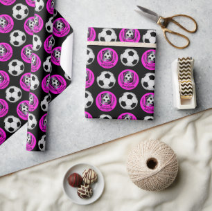 Rosa schwarzer Fußball mit individuellem Namenszug Geschenkpapier