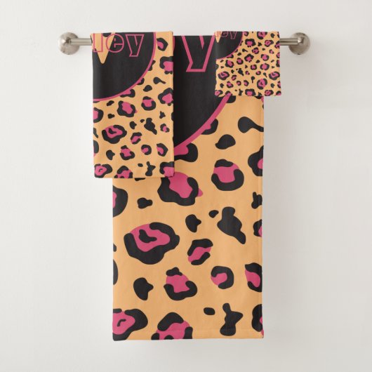 Rosa schwarzer Leopard Print Monogram Badhandtuch Set (Insitu)
