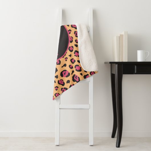 Rosa schwarzer Leopard Print Monogram Sherpadecke (Beispiel)