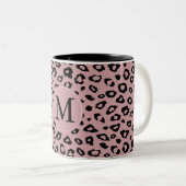 Rosa schwarzer Leopard Print Monogram Zweifarbige Tasse (VorderseiteRechts)