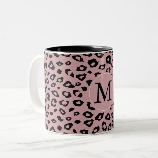 Rosa schwarzer Leopard Print Monogram Zweifarbige Tasse (Vorderseite Links)