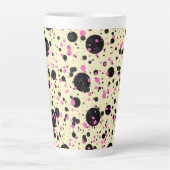 Rosa & schwarzes Glamour-Punkte-Muster Milchtasse (Vorderseite)