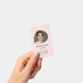 Rosa-Schwarzes-Script-Foto-QR-Wimpern-Personalabze Ausweis (Handheld)