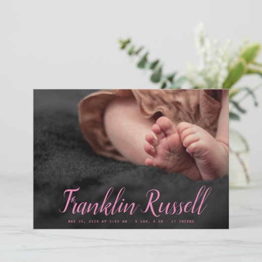 Rosa SCRIPT Name Junge Geburtsankündigung Einladung (Stehend Vorderseite)