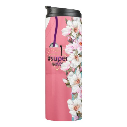 Rosa Scrubs mit Blumendesign und Stethoskop Thermosbecher (Nach rechts gedreht)