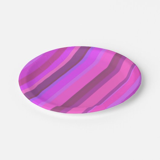 Rosa senkrechte Streifen Pappteller (Schrägansicht)