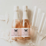 Rosa Sie bindet den Knoten Schaumweinetikett<br><div class="desc">Feiern Sie stilvoll mit den rosa "She’s Tying the Knot"-Mini-Champagner-Etiketten,  die mit einem schicken Bogen-Design versehen sind. Diese eleganten Labels sind perfekt für Brautparty-Liebhaber geeignet und können mit den Namen und Party der Braut individuell gestaltet werden,  um eine persönliche Touch zu schaffen. Karo zu unseren passenden Artikeln</div>