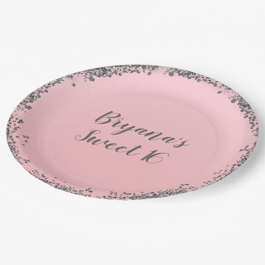 Rosa Silber Glitzer Glam Edge Sweet 16 Party Pappteller (Schrägansicht)