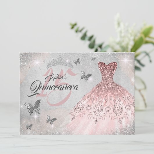 Rosa Silberschmetterling Sparkenkleid Quinceanera Einladung (Stehend Vorderseite)