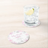 Rosa Silberschneeflocken säumen draußen die Kälte Runder Pappuntersetzer (Vor Ort)