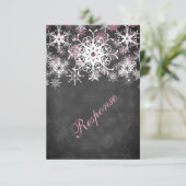 Rosa Snowy Chalkboard Style Wedding RSVP Card Einladung (Stehend Vorderseite)