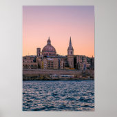 Rosa Sonnenaufgang über Valletta Poster (Vorne)