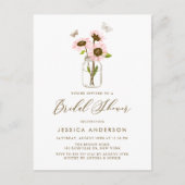 Rosa Sonnenblumen im Mason Jar Rustikales Brautpar Einladungspostkarte (Vorderseite)