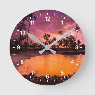 Rosa Sonnenuntergang am Strand von Hawaii Runde Wanduhr