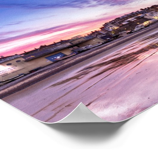 Rosa Sonnenuntergang Reflexionen über Cromer Stadt Poster (Ecke)