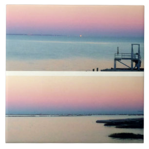 Rosa Sonnenuntergang über Wasser und zerbrochenes  Fliese