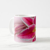 Rosa Stargazer-Lilie und Knospe Kaffeetasse (Vorderseite Links)