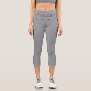 Rosa Steel Wort graue Caprihose von vorne an der T Capri Leggings