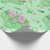 Rosa Stiefmütterchen, grüne Schüssel und Hintergru Geschenkpapier (Ecke)