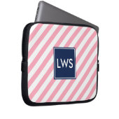 Rosa Streifen und blaues Monogramm Laptopschutzhülle (Vorne Rechts)