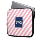 Rosa Streifen und blaues Monogramm Laptopschutzhülle (Vorderseite Links)