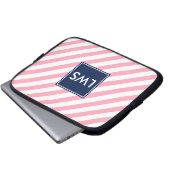 Rosa Streifen und blaues Monogramm Laptopschutzhülle (Vorne Knopf)