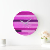 rosa Striptes Monogramm aus gegossenem Stoff Große Wanduhr (Zuhause)