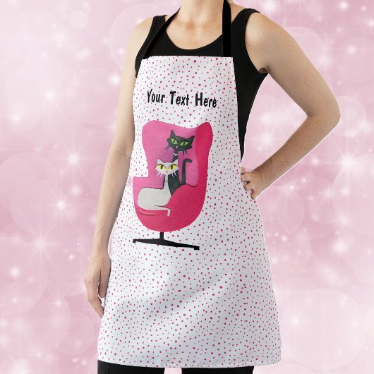 Rosa Stuhl Mitte des Jahrhunderts mit zwei Katzen Schürze