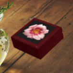 Rosa Taglilie blühen auf schwarzem Blumen Erinnerungskiste<br><div class="desc">In dieser hölzernen Geschenkboxen mit Keramik-Fliesen,  die das Foto einer rosa Taglilie auf schwarzem Hintergrund zeigt,  können Sie Schmuck,  Schmuck und andere kleine Keepsakes aufbewahren. Ein schönes,  blumengeschmücktes Design! Wählen Sie Ihre Geschenkboxen und Farbe.</div>