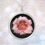 Rosa Taglilie blühen auf schwarzem Blumen Versilberte Kette<br><div class="desc">Machen Sie mit diesem Halsketten-Anhänger eine Modeanweisung mit Kette,  die das Foto einer rosa Taglilie Blüte auf einem schwarzen Hintergrund zeigt. Ein schönes,  blumengeschmücktes Design! Wählen Sie die gewünschte Form,  Größe und Metall-Oberfläche aus.</div>