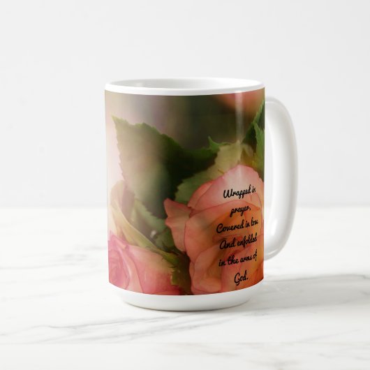 Rosa Tasse: im Gebet und in der Liebe ummantelt Kaffeetasse (VorderseiteRechts)