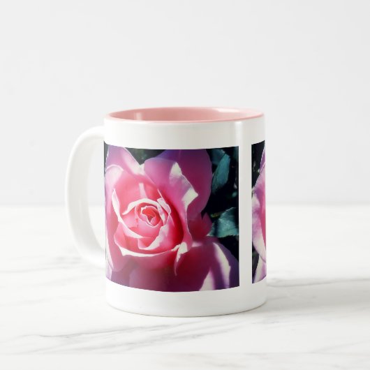 Rosa Tasse im Vollblutgetränk (Vorderseite Links)