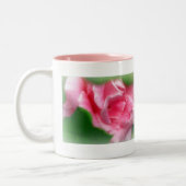 Rosa Tasse im Vollblutgetränk (Links)
