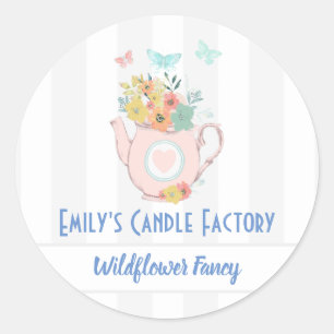Rosa Teekanne mit Blume und Schmetterlingen Name Runder Aufkleber