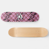 Rosa Totenkopf mit gekreuzter Knochen mit Herzen Skateboard (Horizontal)