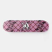 Rosa Totenkopf mit gekreuzter Knochen mit Herzen Skateboard (Horizontal)