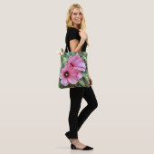 Rosa Tropische Blume Kunst - Traumreise Tasche (Am Model)
