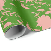 Rosa tropische Blume und Blätter auf grün Geschenkpapier (Rolleneckpunkt)