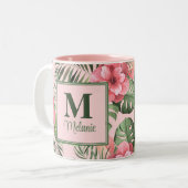 Rosa tropisches Monstera und Flamingo Monogram Zweifarbige Tasse (Vorderseite Links)