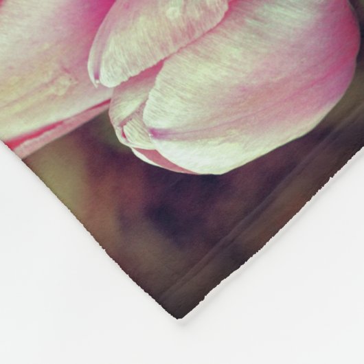 Rosa Tulip-Blume mit Raindrops-Muster Fleecedecke (Ecke)