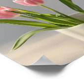 Rosa Tulip Vase Realismus Gemälde Poster (Ecke)