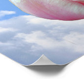 Rosa Tulips Blauer Himmel und weiße Wolken Poster (Ecke)