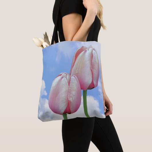 Rosa Tulips Blauer Himmel und weiße Wolken Tasche (Von Nahem)