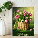 Rosa Tulips im Korb Willkommen Holzkisten Schild<br><div class="desc">Dieses hölzerne Kastenschild mit schlichtweg prächtigen rosa Tulpen in einem Korbweidekorb kann mit Ihrem Wunschsatz oder Namen personalisiert werden.</div>