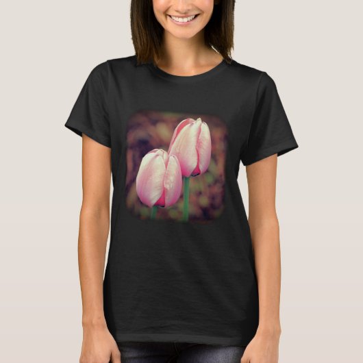 Rosa Tulips Raindrops Blütennatur T-Shirt (Vorderseite)