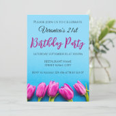 Rosa Tulpen auf blauem Hintergrund Einladung (Stehend Vorderseite)