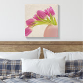 Rosa Tulpen in rosa Rosa Vase mit Spitzen Leinwanddruck (Insitu (Schlafzimmer))