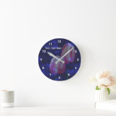 Rosa Tulpen und blaue Herzen Personalisiert Runde Wanduhr (Zuhause)