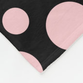 Rosa Tupfen auf schwarzem Hintergrund Fleecedecke (Ecke)