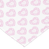 Rosa Turmaline-Perlherzen auf weißem Tischläufer (Ecke)